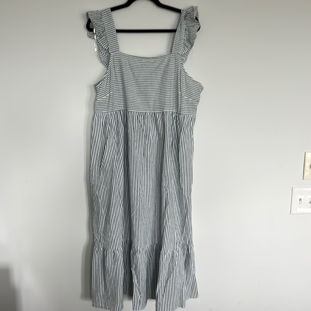 Universal thread sun dress. Grey white seer sucker Xxl. Ruffle sleeve. NWT